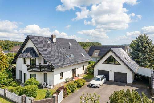 Blick auf Hof und Eingang - 7 Zimmer Einfamilienhaus zum Kaufen in Schwielochsee