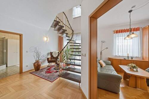 Gästezimmer und Treppe im Erdgeschoss - 