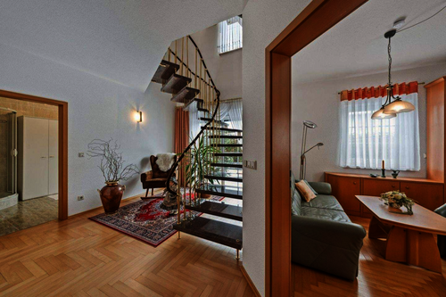 Gästezimmer und Treppe im Erdgeschoss - 