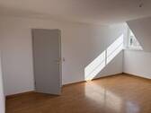 Wohnzimmer - Etagenwohnung mit 69,20 m&sup2; in Lobstädt zur Miete