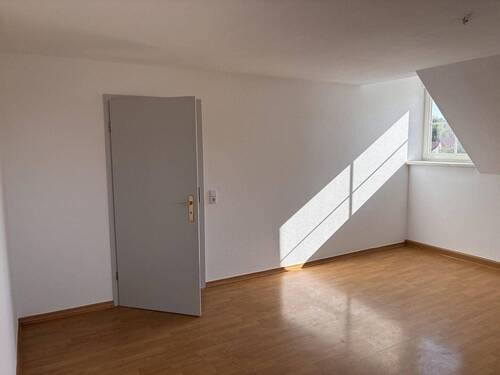 Wohnzimmer - Etagenwohnung mit 69,20 m&sup2; in Lobstädt zur Miete