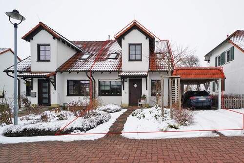 Ansicht Haus - Koffer packen - Möbelauto beladen - einziehen