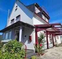 Charmante Doppelhaushälfte mit traumhafter Aussicht, liebevoll angelegtem Garten und Carport - Bullay