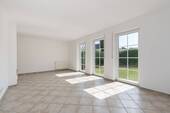 Der lichtdurchflutete Wohnbereich mit bodentiefen Fenstern - 