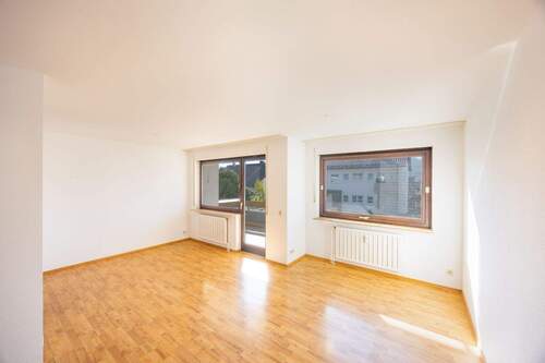 Wohnzimmer - 8 Zimmer Mehrfamilienhaus, Wohnhaus zum Kaufen in Remshalden