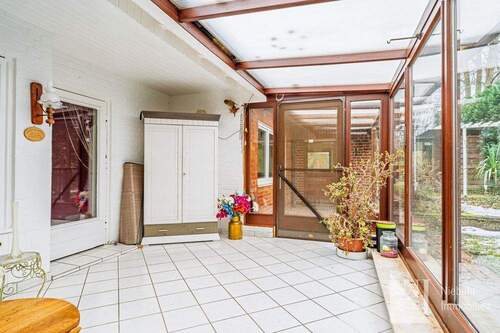 Wintergarten mit Ausgang in den Garten - 