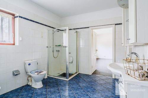 Tageslicht-Bad mit Dusche und Badewanne - 