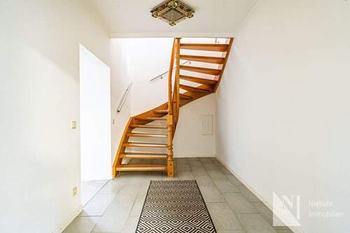 Flur mit Treppenaufgang - 