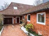 Auffahrt zur Garage - 6 Zimmer Einfamilienhaus in Lüneburg