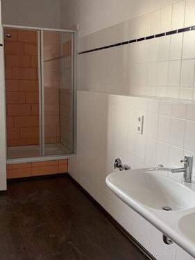 Bad mit Dusche - 
