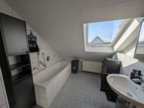 Bad - BJ 1997 - traumhafte & helle DG-Wohnung, Balkon, Garage