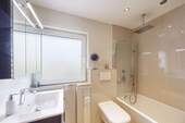 Badezimmer - 5 Zimmer Doppelhaushälfte zum Kaufen in Ludwigsburg