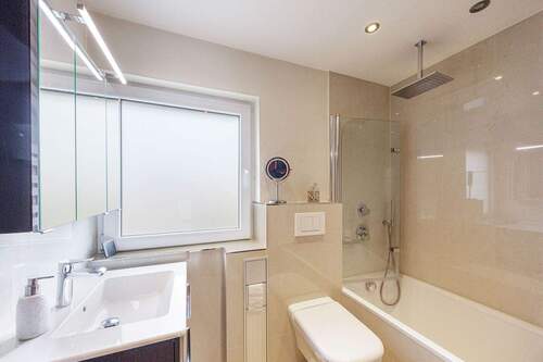 Badezimmer - 5 Zimmer Doppelhaushälfte zum Kaufen in Ludwigsburg