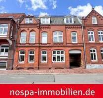 Mehrfamilienhaus mit 4 Wohnungen sowie zwei Nebengebäuden mit insgesamt 3 weiteren Wohnungen - Husum