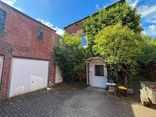 Innenhof mit Garagen - Mehrfamilienhaus, Wohnhaus mit 460,00 m&sup2; in Husum zum Kaufen