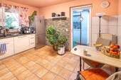 EG Küche mit Essplatz und Ausgang zum Garten - 