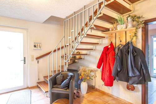 EG Eingangsdiele mit Treppe zum Dachgeschoss - Einfamilienhaus mit 120,00 m&sup2; in Bernau zum Kaufen