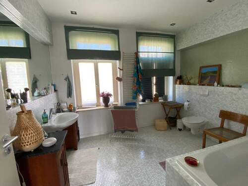 Bad mit Wanne und Dusche.jpg - 2 Zimmer Etagenwohnung zur Miete in Chemnitz