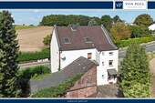 Luftbild - Familienfreundliches Generationenhaus mit großem Gartengrundstück