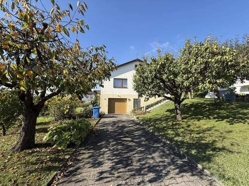 Hausansicht mit Garage - 5 Zimmer Einfamilienhaus in Stockach