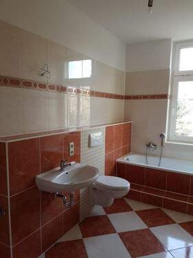 Bad mit Wanne - Super Wohnung gleich hinter dem Schwanenteich mit kleiner Einbauküche