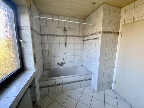 und Badewanne - 