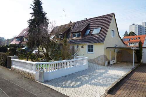 Gebäudeansicht - EinfamilienhausDoppelhaushälfte in ruhiger Lage