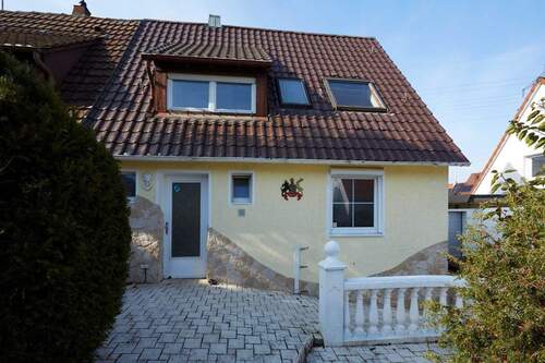 Zugang Vorgarten - Doppelhaushälfte mit 100,00 m&sup2; in Stuttgart zum Kaufen