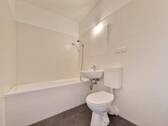 Bad mit Badewanne - Musterfoto - 