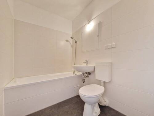 Bad mit Badewanne - Musterfoto - 