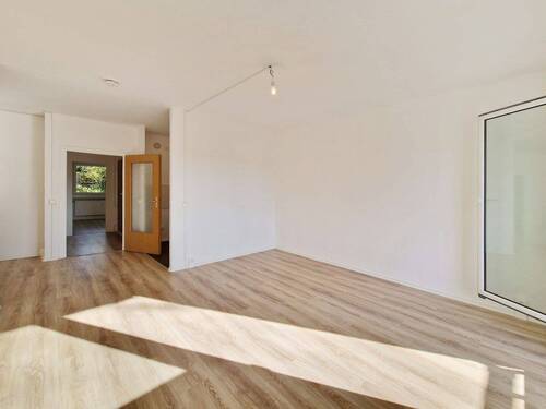 Wohnzimmer - Musterfoto - ** 1.000 € Möbelgutschein* ** Zuhause ankommen! Wir renovieren Ihre neue 4-Zimmer-Wohnung!