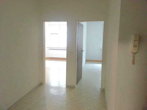 Diele mit Zugängen zu allen Räumlichkeiten - 