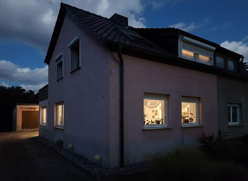 Front bei Nacht - 5 Zimmer Doppelhaushälfte zum Kaufen in Lutherstadt Wittenberg