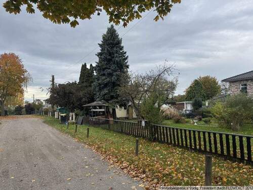 unbefestigte Anliegerstraße mit Nachbarbebauung - Grundstück in Neuenhagen zum Kaufen