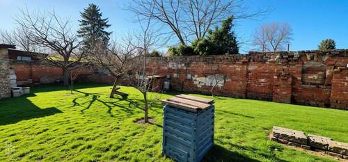 Gartenansicht - (KI generiert) - Grundstück mit wunderschönem Garten, Scheune, Schuppen und Einfamilienhaus.