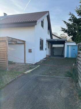 Ansicht Haus - Sofort verfügbares, freistehendes 2 Familienhaus mit Garten in Hattenhofen !