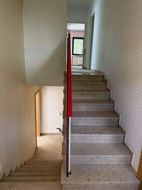 Flur mit Treppe - 