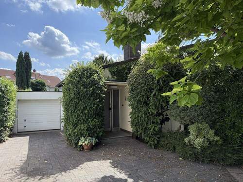 Einfahrt und Eingangsbereich - 6 Zimmer Einfamilienhaus in Wuppertal