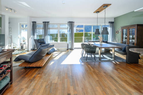 Bodentiefe Fenster lassen viel Licht ins Innere - 8 Zimmer Mehrfamilienhaus, Wohnhaus in Oberau