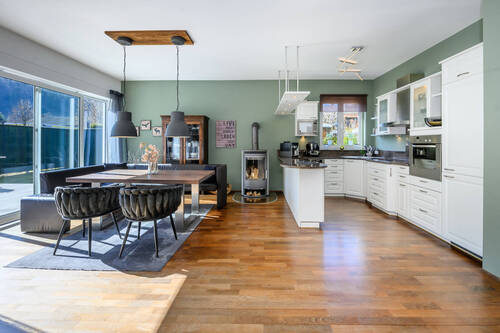 Essbereich mit offener Küche und Schwedenofen I EG - 