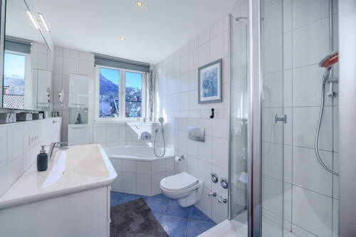 Bad mit Wanne und Dusche I OG - 