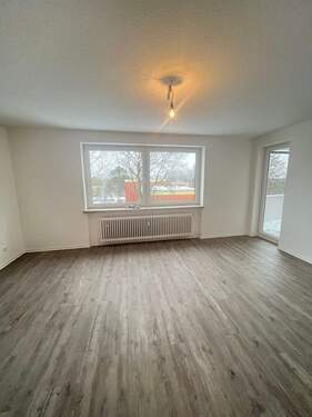 Wohnzimmer - Saniert und bereit für neue Mieter - Freundliche 3-Zimmer-Wohnung!