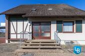 Hauseingang - 6 Zimmer Mehrfamilienhaus, Wohnhaus zum Kaufen in Bösdorf