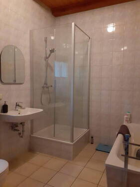 Bad unten Dusche u. Wanne - 