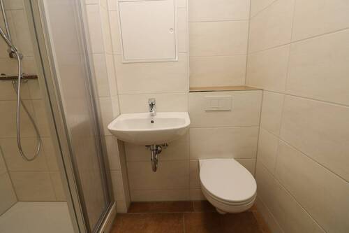 Beispiel Bad mit Dusche - 1 Zimmer Etagenwohnung zur Miete in Freiberg
