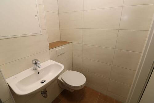 Beispiel Bad mit Dusche - 1 Zimmer Etagenwohnung in Freiberg