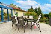 Terrasse mit Esstischgarnitur - 