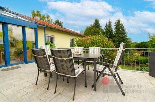 Terrasse mit Esstischgarnitur - 