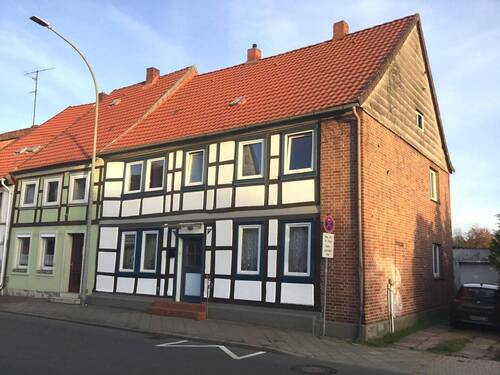 Vorderansicht - renovierungsbedürftiges Stadthaus mit kleinem Garten