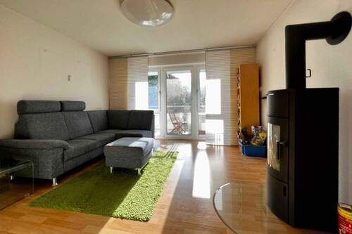Wohnzimmer mit Kamin - Möblierte 2-Zimmer-Wohnung mit Balkon in Singen
